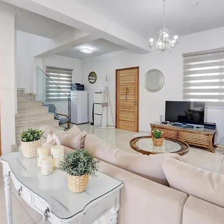 Sunnyvillas: 3br Super Cozy Villa☆private Pool☆bbq - Falcon * Protaras